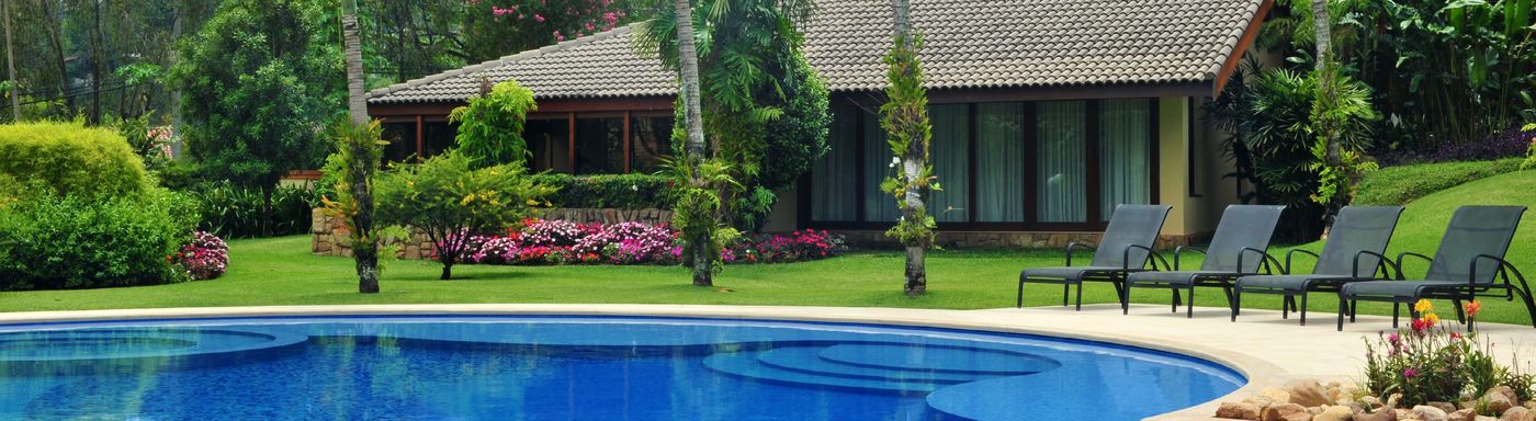 Área de lazer de alto padrão com piscina e jardim