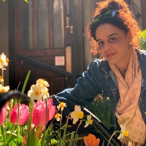 Cintia Rua entre canteiros de tulipas