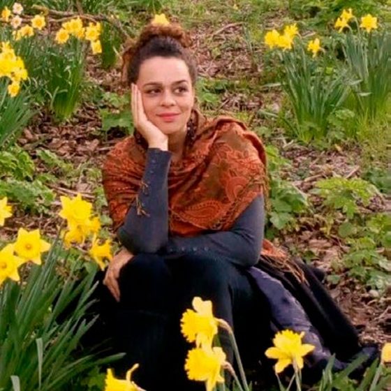 Cintia Rua entre narcisos em floração