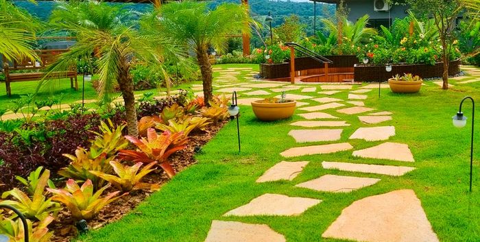 Iluminação e trilhas do jardim