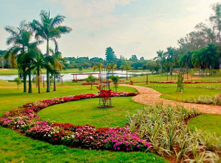 Jardim de 3 mil metros ao redor de lago em Valinhos, SP