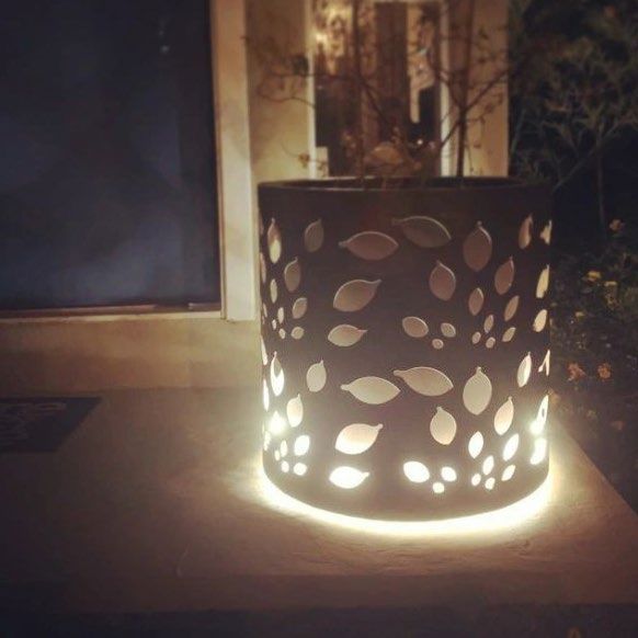 Luminária cerâmica vazada no jardim