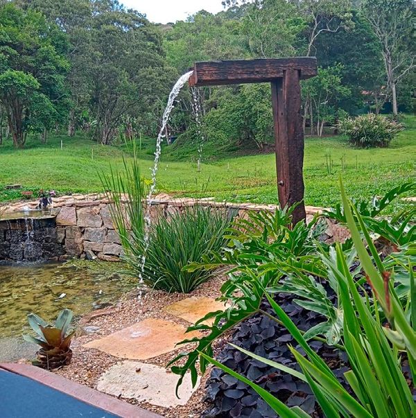 Cascata com pedras naturais
