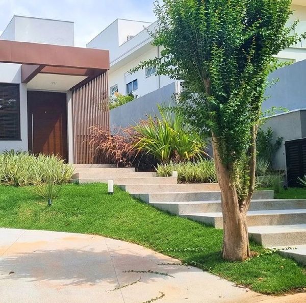 Entrada residencial com paisagismo